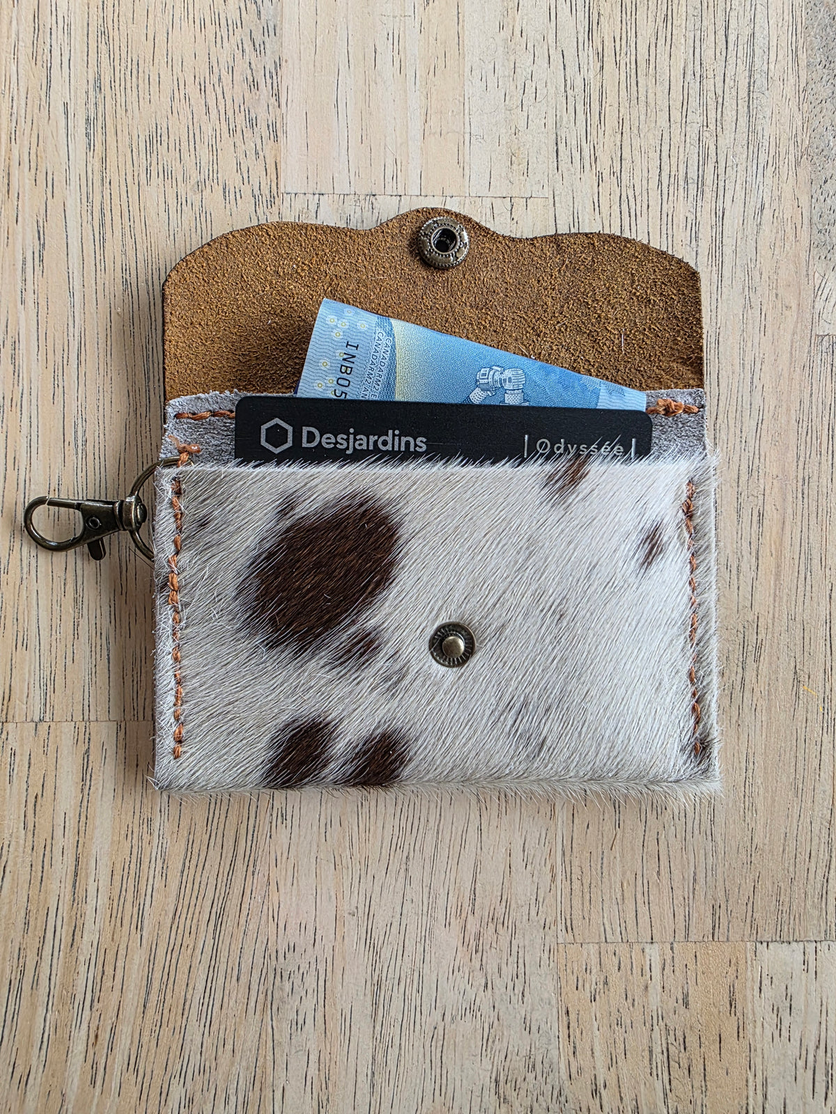 Porte-monnaie cuir de vache et attache-jeans!
