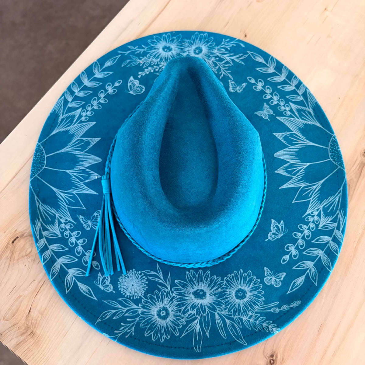 Chapeaux à bord plat à motifs
